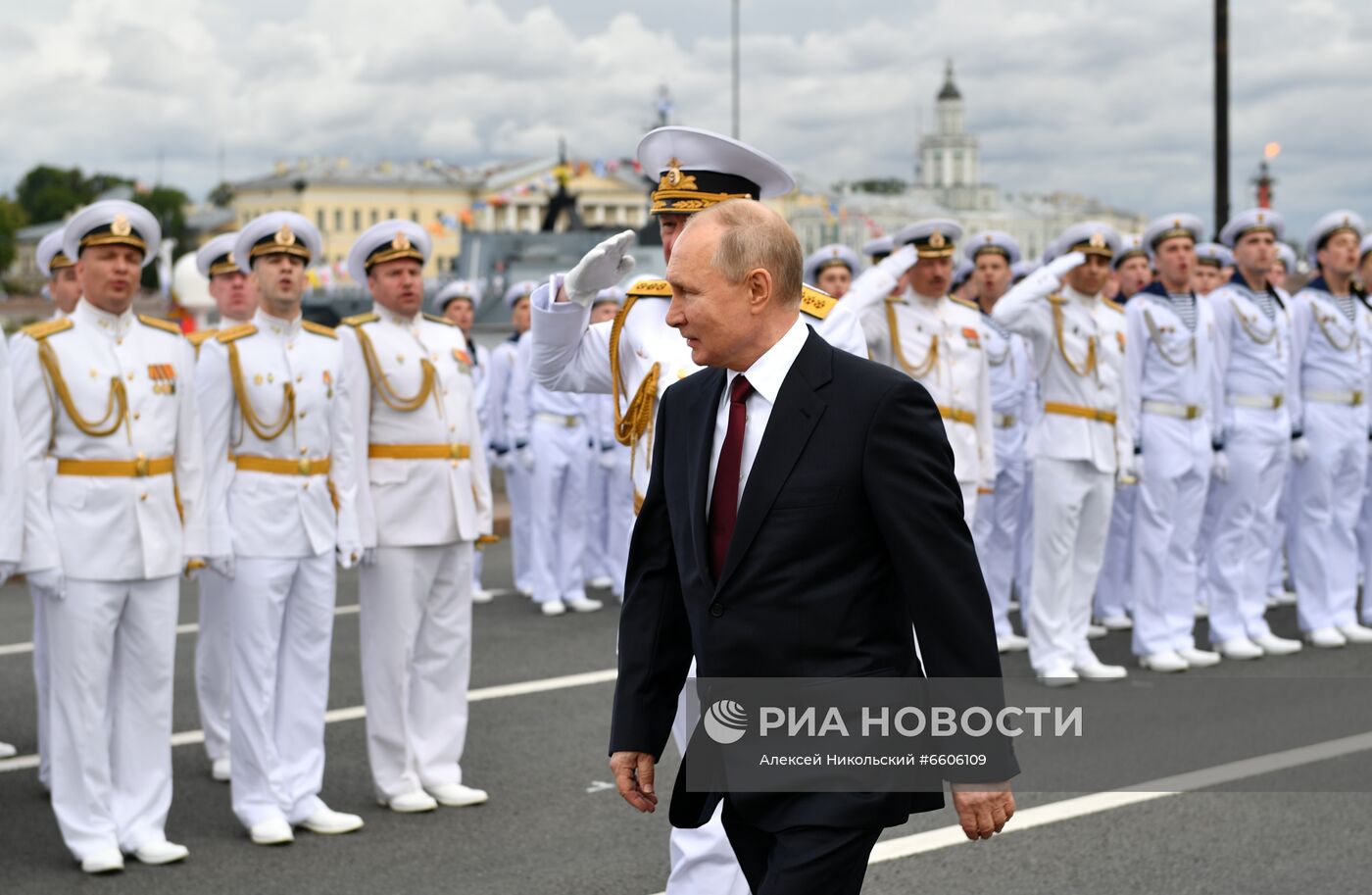 Президент РФ В. Путин принял участие в Главном военно-морском параде