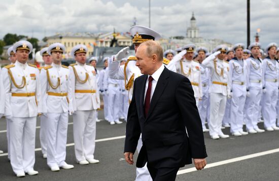 Президент РФ В. Путин принял участие в Главном военно-морском параде