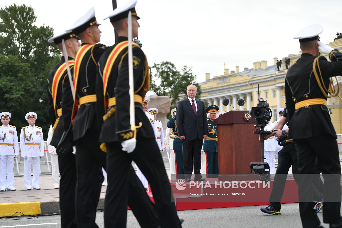 Президент РФ В. Путин принял участие в Главном военно-морском параде