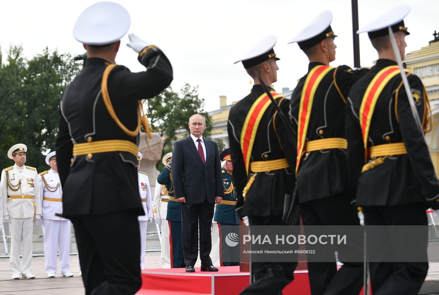 Президент РФ В. Путин принял участие в Главном военно-морском параде