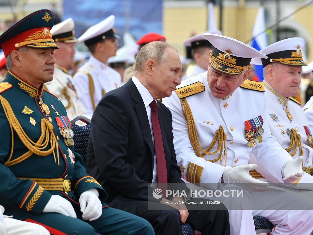 Президент РФ В. Путин принял участие в Главном военно-морском параде