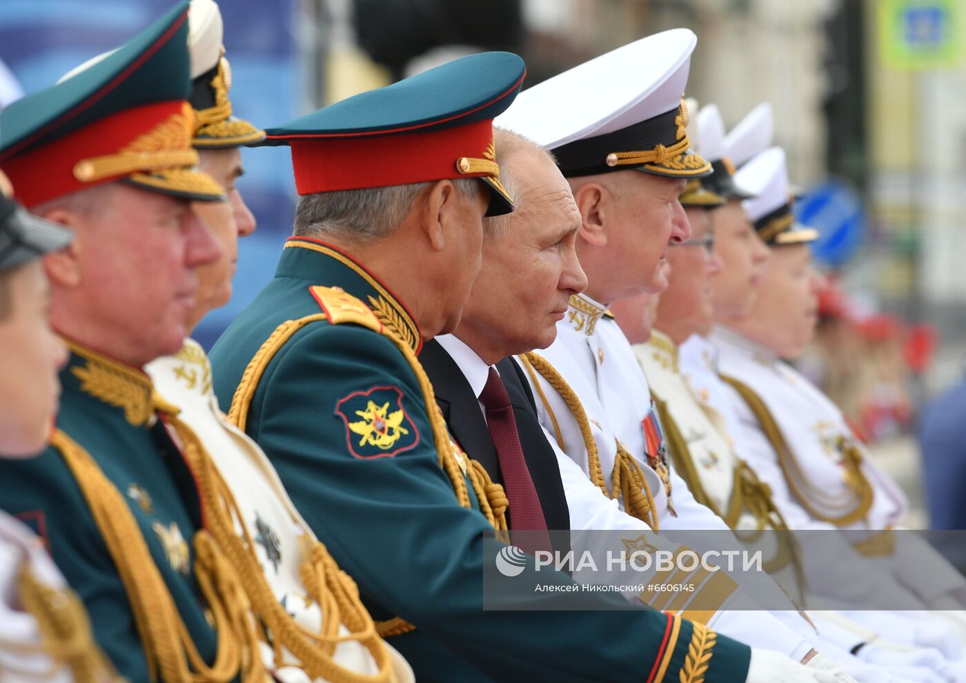 Президент РФ В. Путин принял участие в Главном военно-морском параде