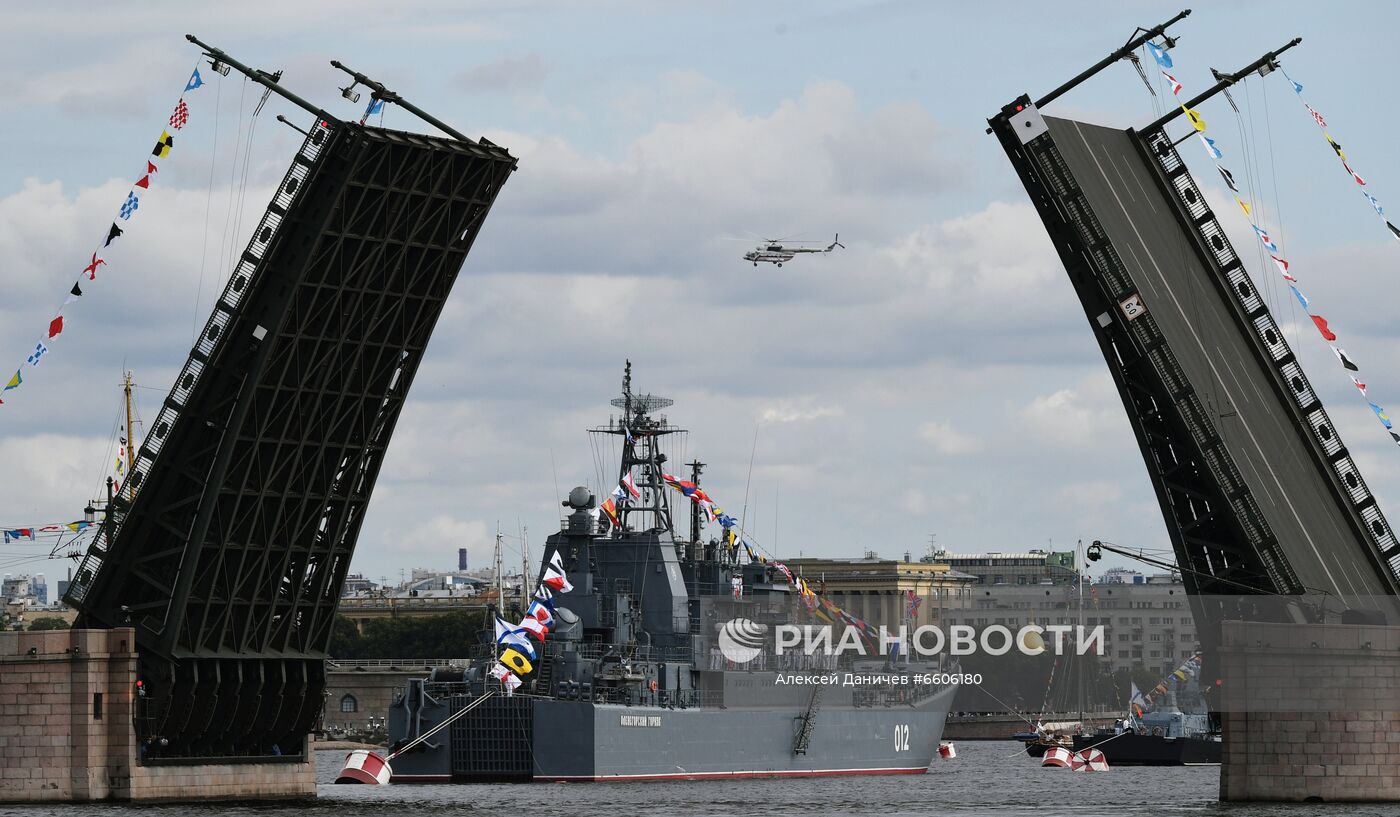 Празднование Дня ВМФ в Санкт-Петербурге