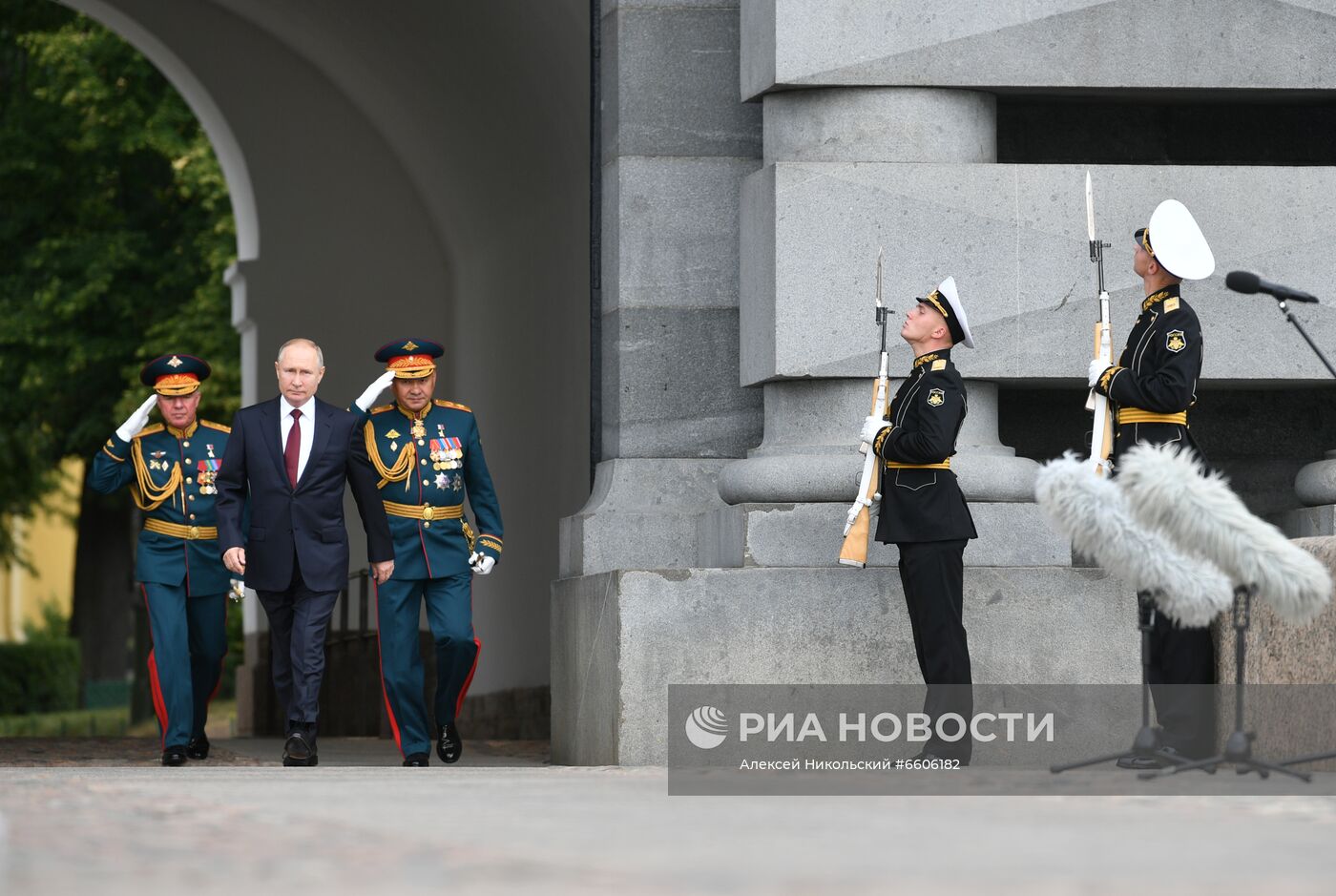 Президент РФ В. Путин принял участие в Главном военно-морском параде