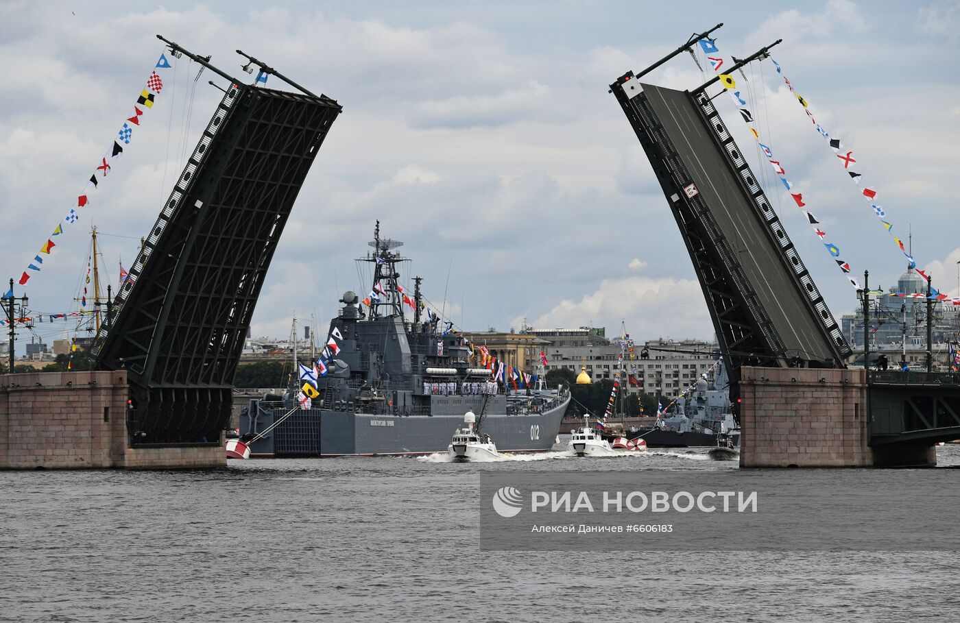 Празднование Дня ВМФ в Санкт-Петербурге