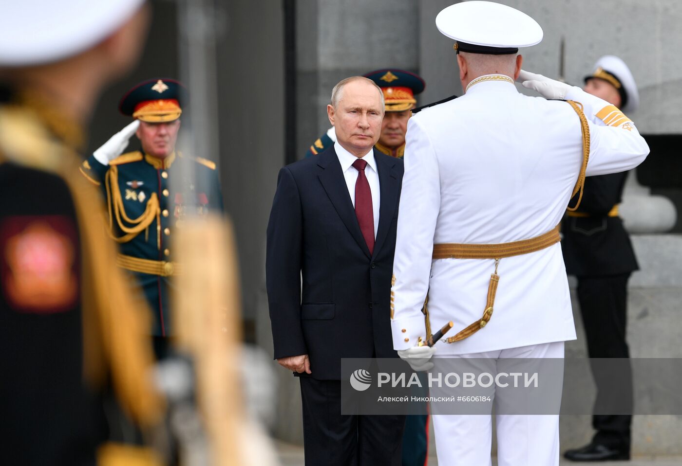 Президент РФ В. Путин принял участие в Главном военно-морском параде