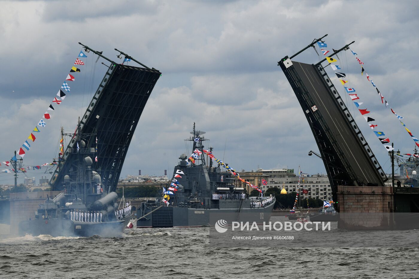 Празднование Дня ВМФ в Санкт-Петербурге