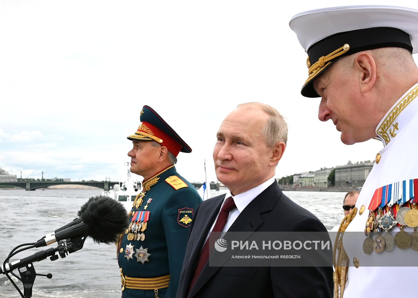 Президент РФ В. Путин принял участие в Главном военно-морском параде