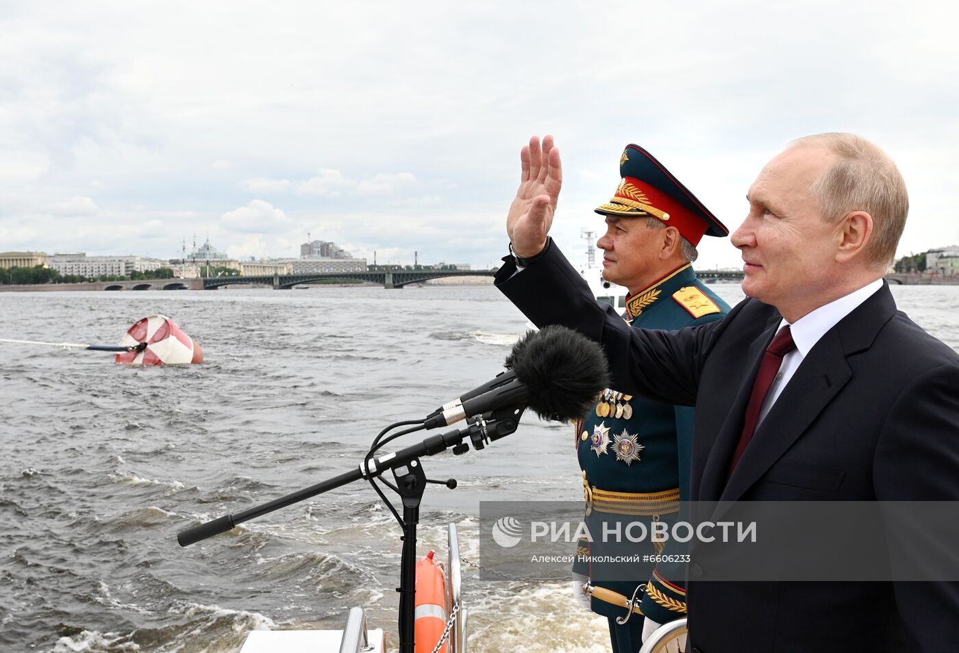 Президент РФ В. Путин принял участие в Главном военно-морском параде