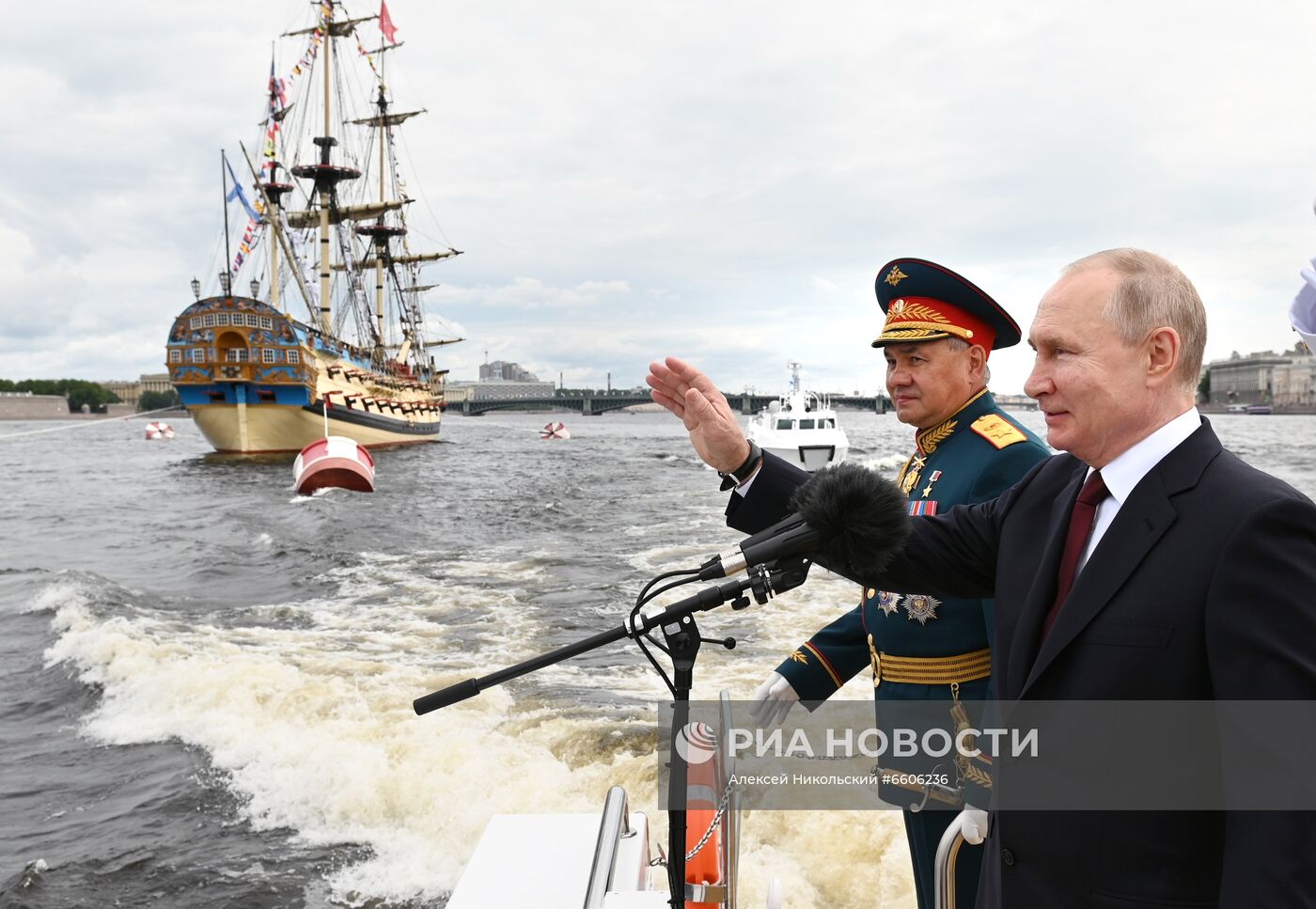 Президент РФ В. Путин принял участие в Главном военно-морском параде