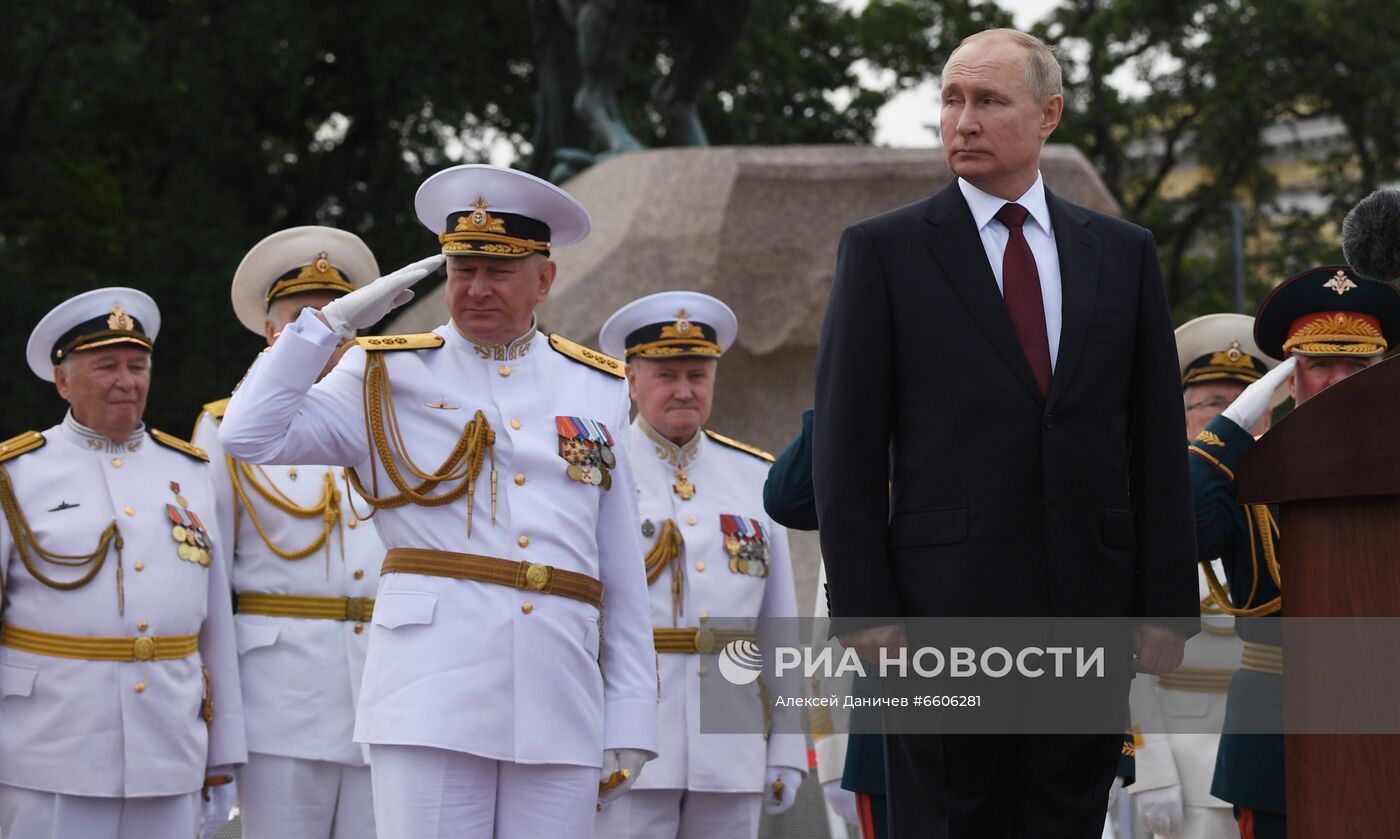 Президент РФ В. Путин принял участие в Главном военно-морском параде