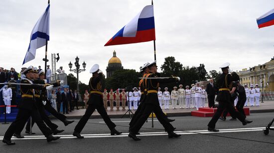 Президент РФ В. Путин принял участие в Главном военно-морском параде