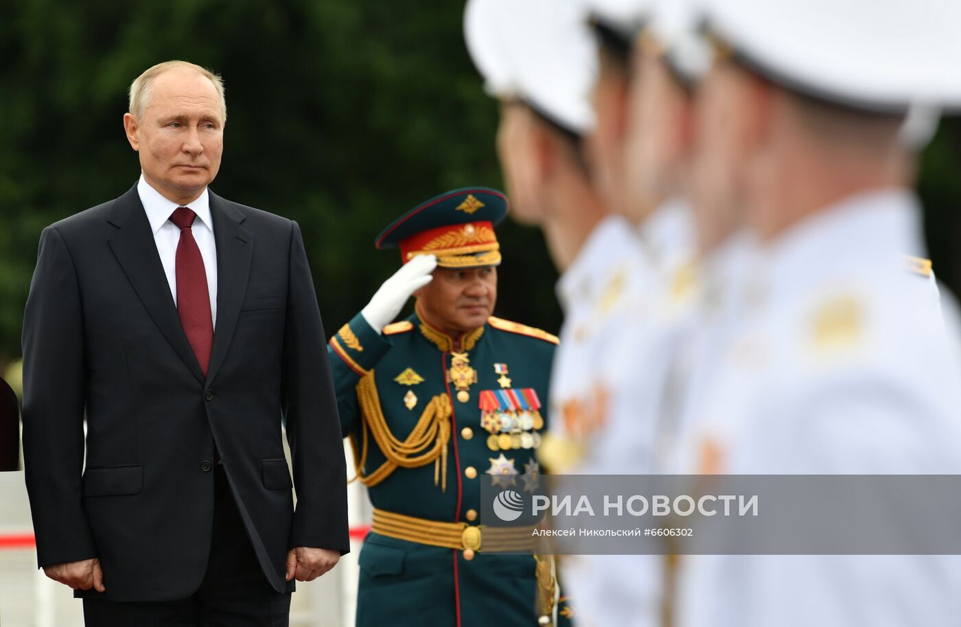 Президент РФ В. Путин принял участие в Главном военно-морском параде