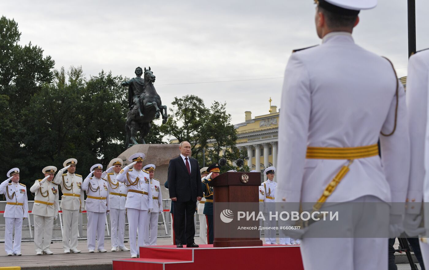 Президент РФ В. Путин принял участие в Главном военно-морском параде