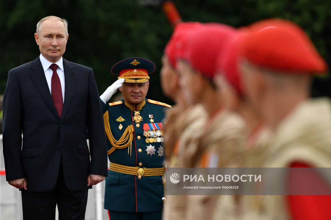 Президент РФ В. Путин принял участие в Главном военно-морском параде