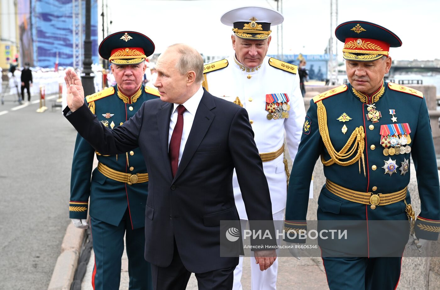 Президент РФ В. Путин принял участие в Главном военно-морском параде