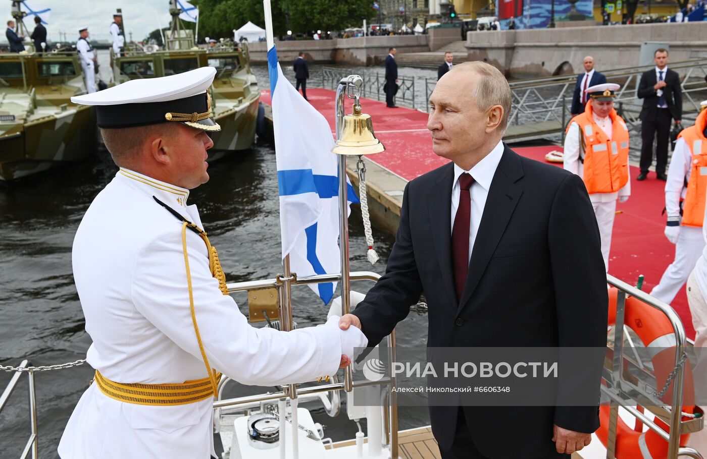 Президент РФ В. Путин принял участие в Главном военно-морском параде