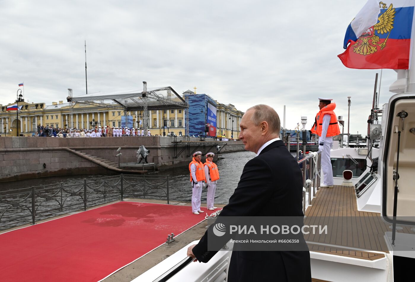 Президент РФ В. Путин принял участие в Главном военно-морском параде