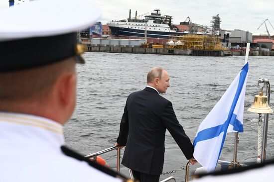 Президент РФ В. Путин принял участие в церемонии спуска на воду супертраулера "Механик Сизов"