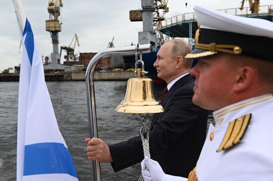 Президент РФ В. Путин принял участие в церемонии спуска на воду супертраулера "Механик Сизов"