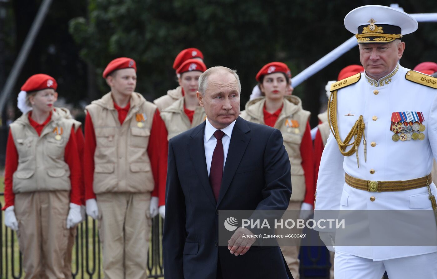 Президент РФ В. Путин принял участие в Главном военно-морском параде