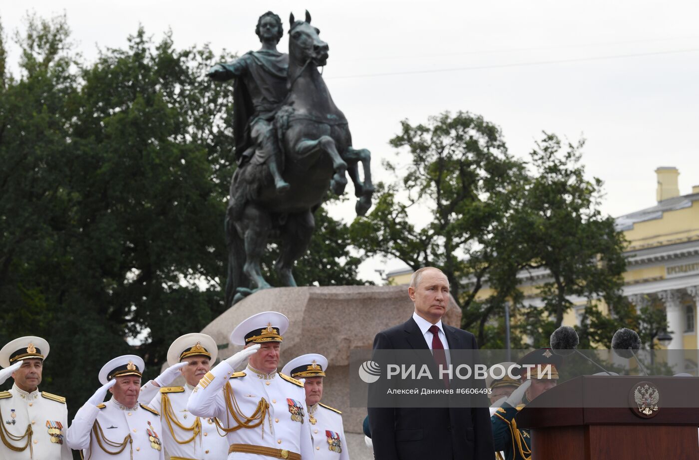 Президент РФ В. Путин принял участие в Главном военно-морском параде