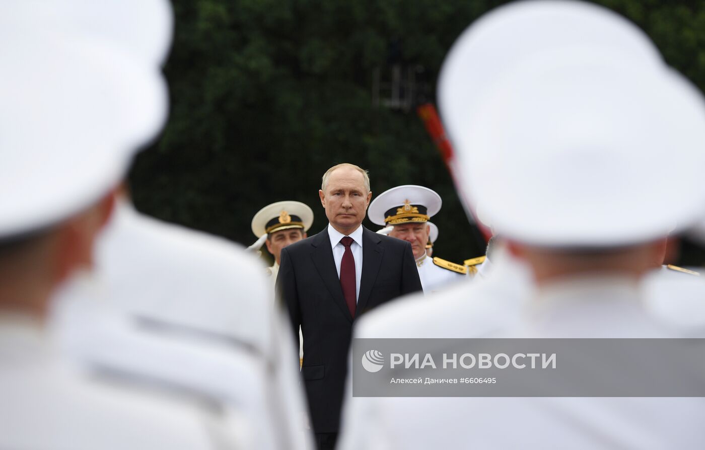 Президент РФ В. Путин принял участие в Главном военно-морском параде