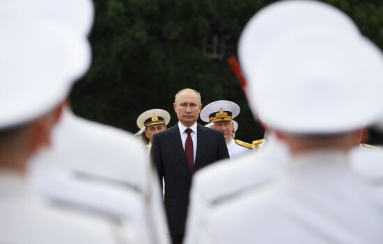 Президент РФ В. Путин принял участие в Главном военно-морском параде