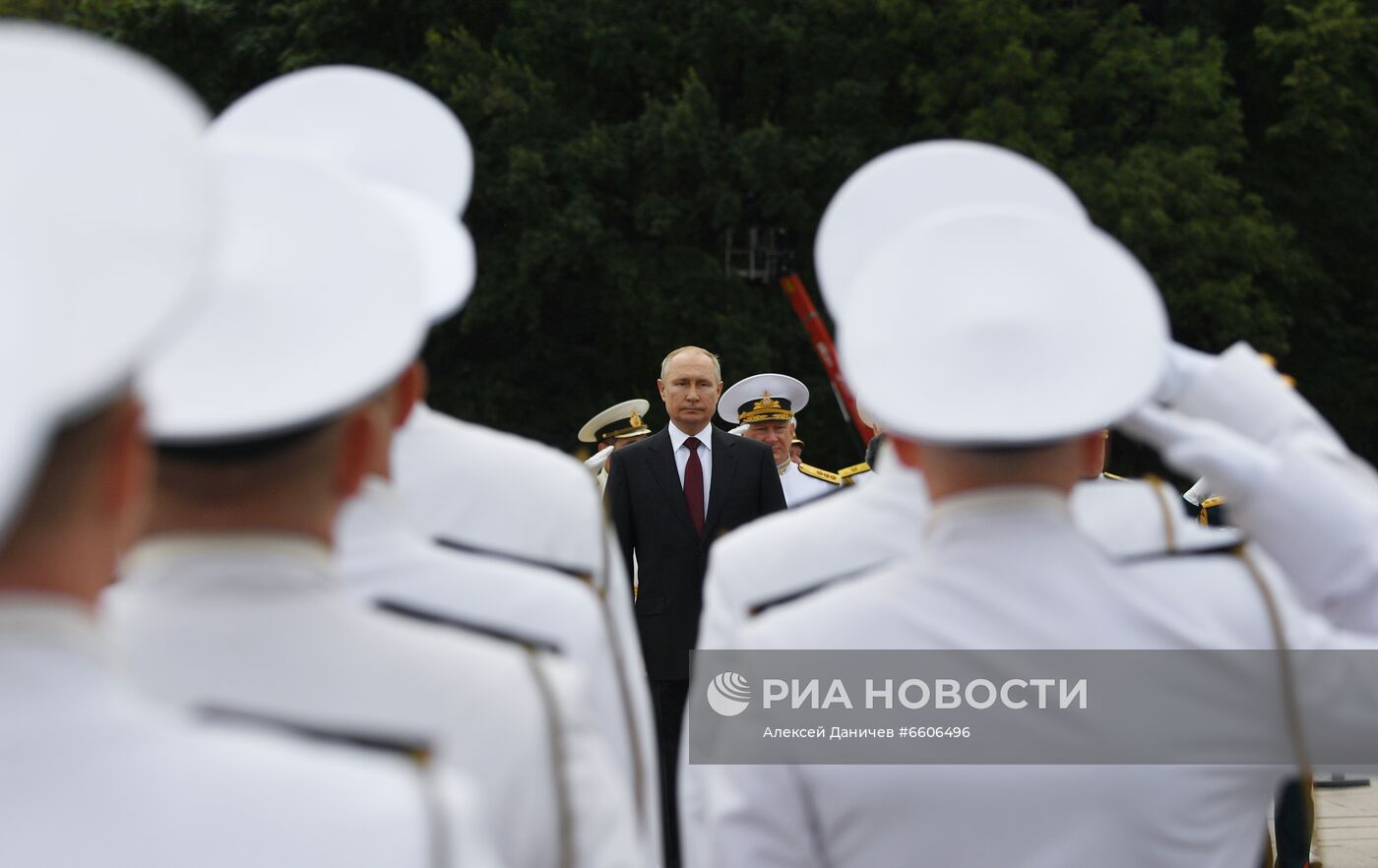 Президент РФ В. Путин принял участие в Главном военно-морском параде