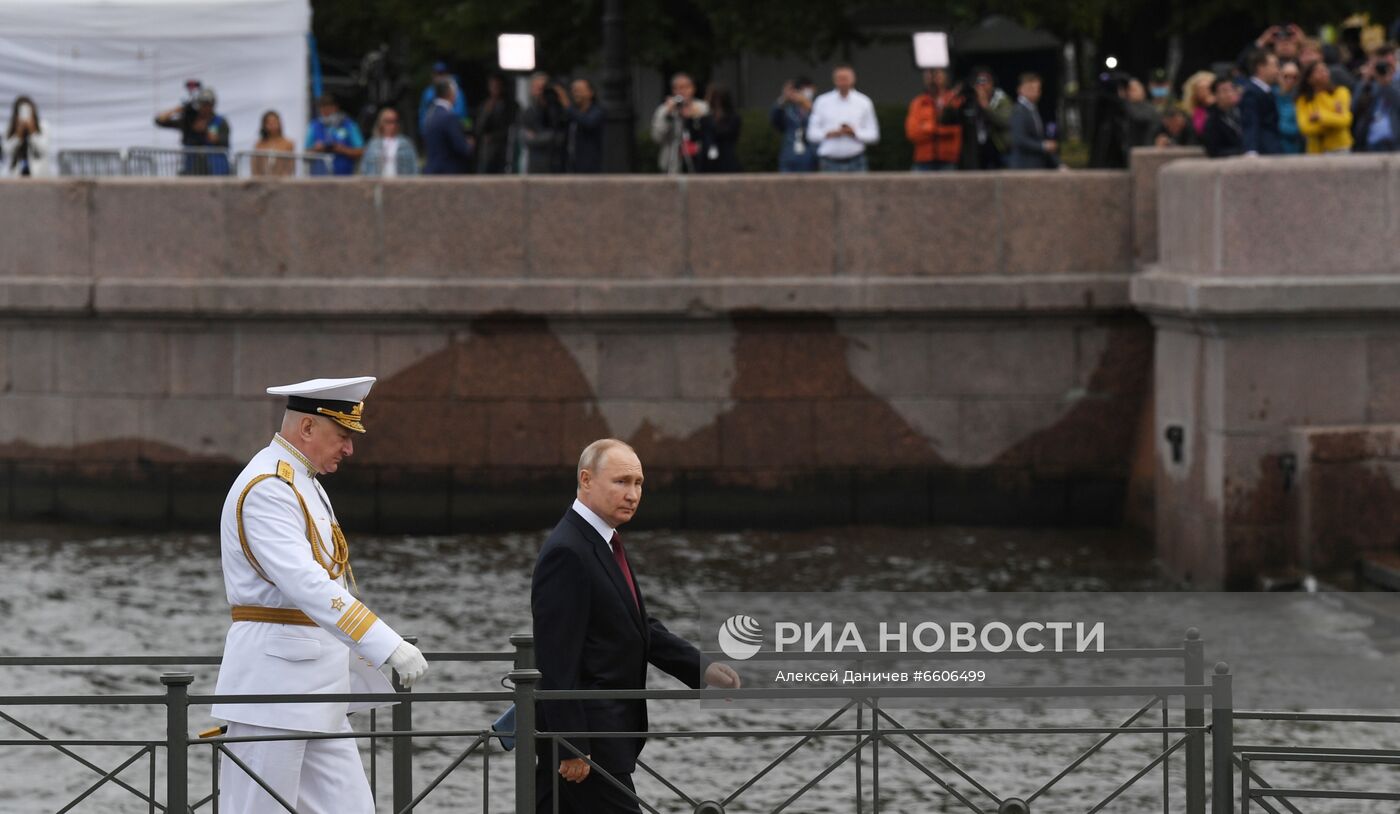 Президент РФ В. Путин принял участие в Главном военно-морском параде