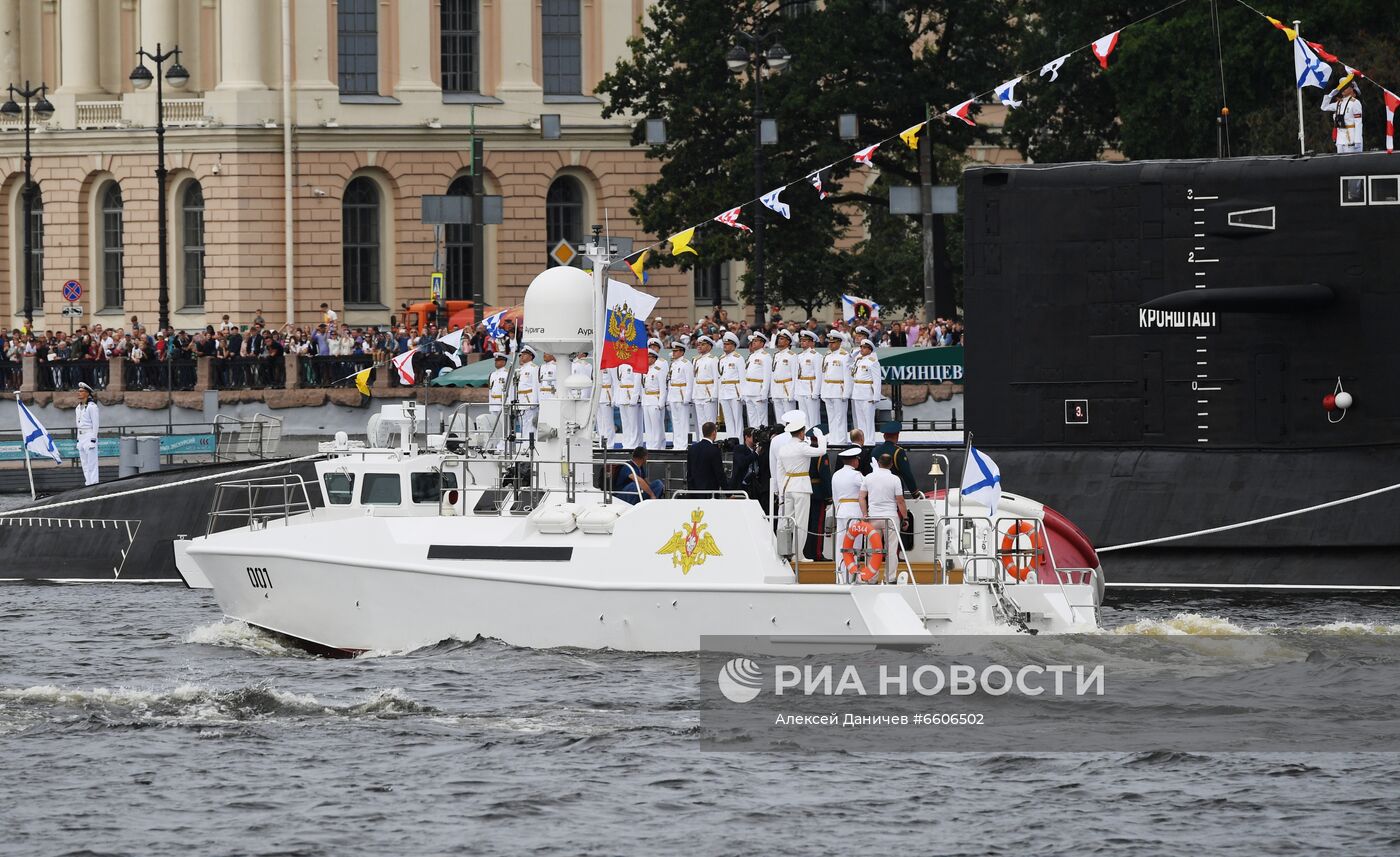 Президент РФ В. Путин принял участие в Главном военно-морском параде