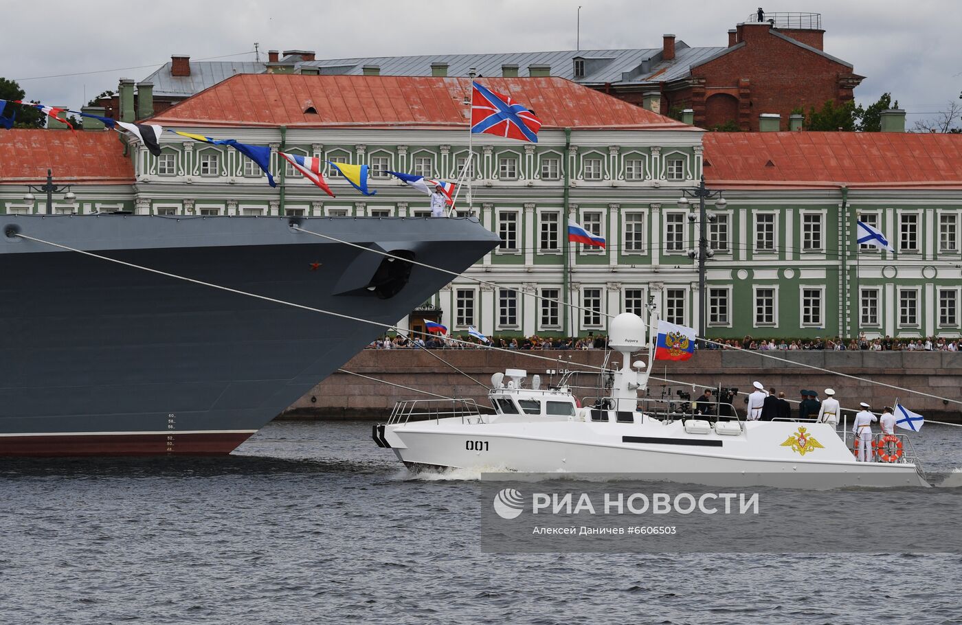 Президент РФ В. Путин принял участие в Главном военно-морском параде