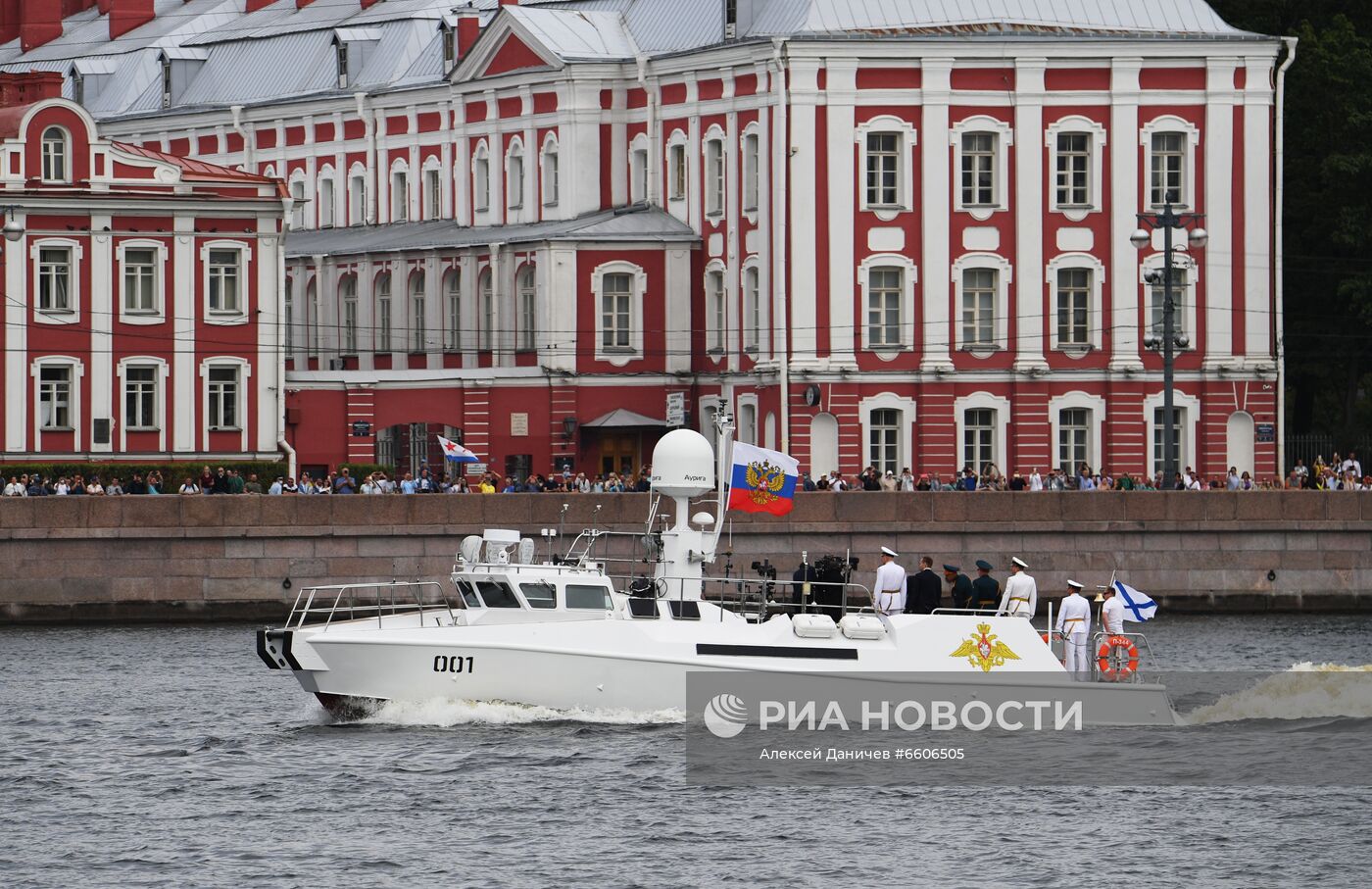 Президент РФ В. Путин принял участие в Главном военно-морском параде