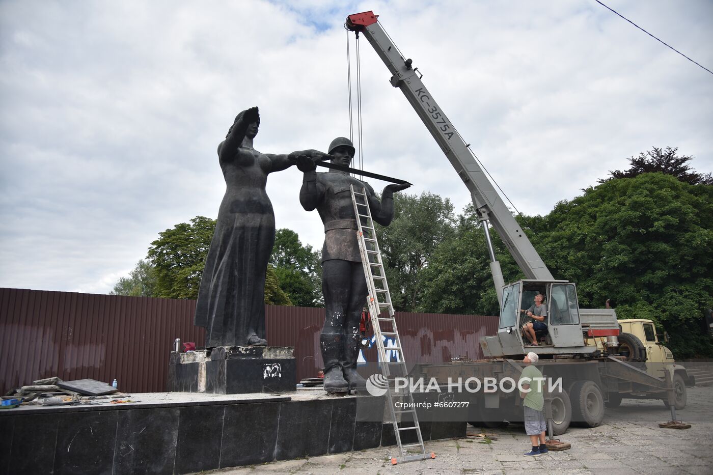 Снос Монумента славы Советской армии во Львове