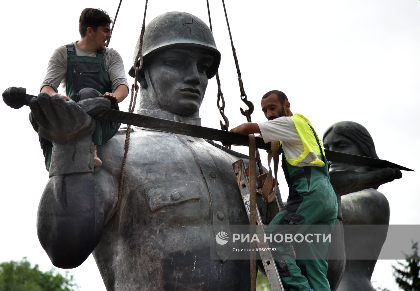Снос Монумента славы Советской армии во Львове