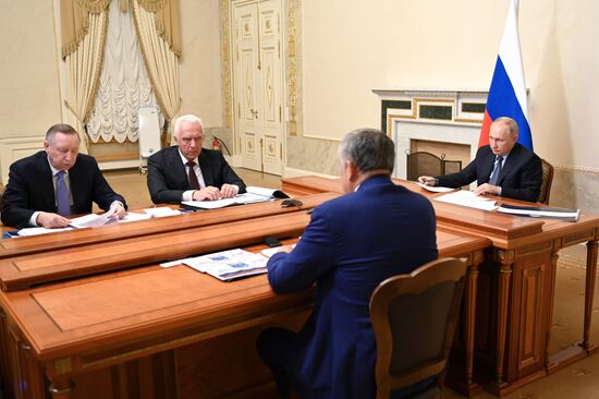 Президент РФ В. Путин провел совещание о развитии Санкт-Петербургского транспортного узла
