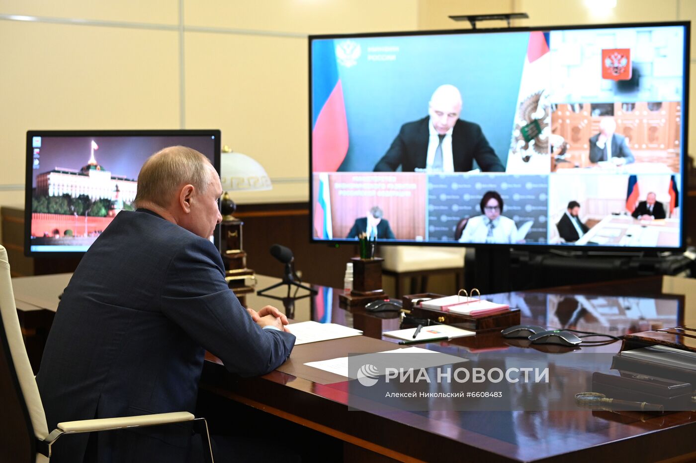 Президент РФ В. Путин провел совещание по экономическим вопросам