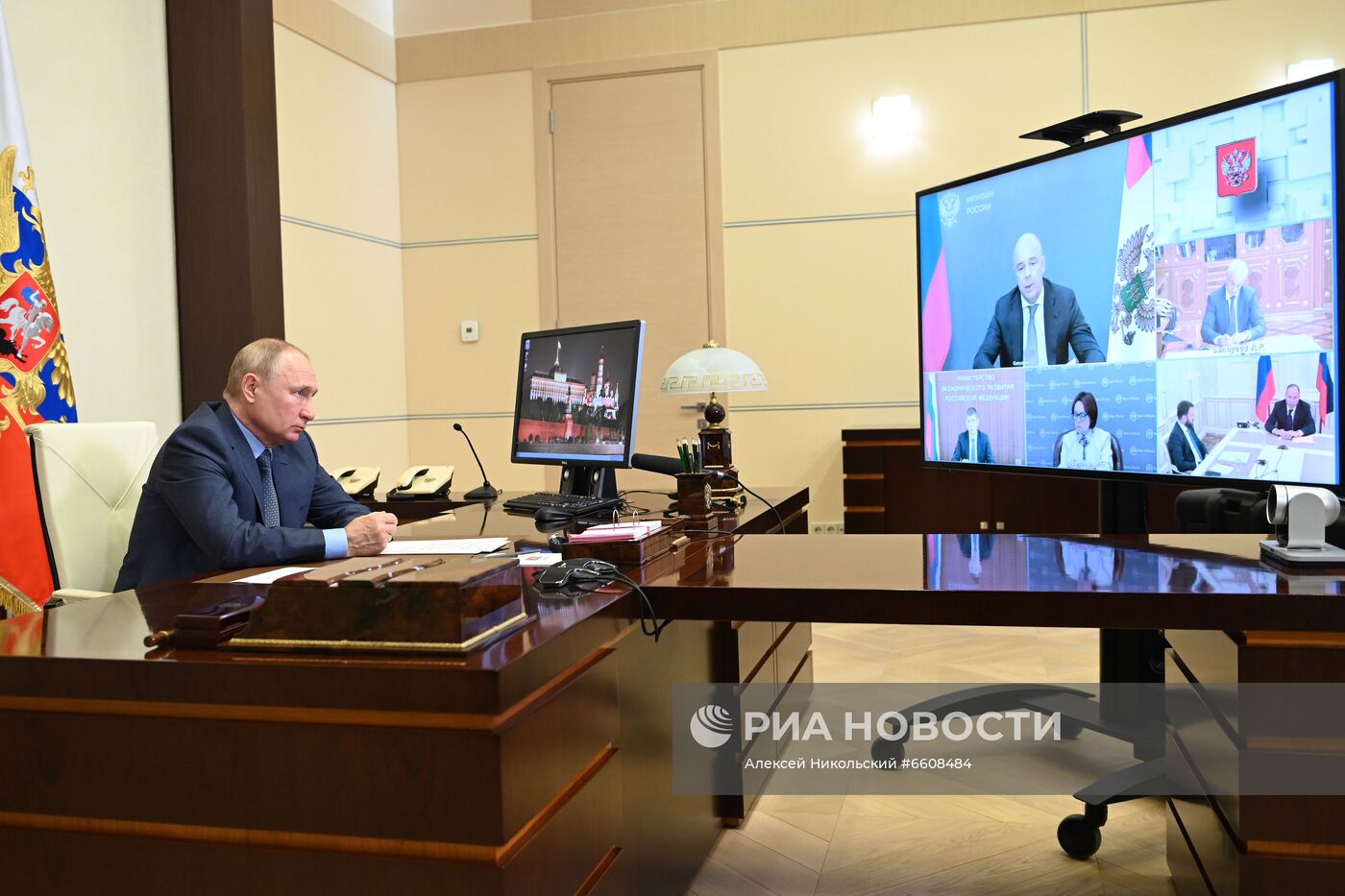 Президент РФ В. Путин провел совещание по экономическим вопросам