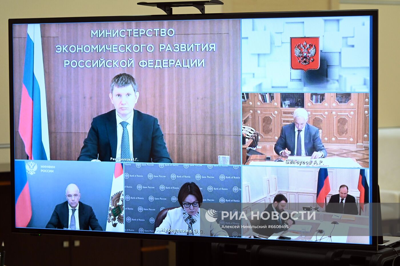 Президент РФ В. Путин провел совещание по экономическим вопросам