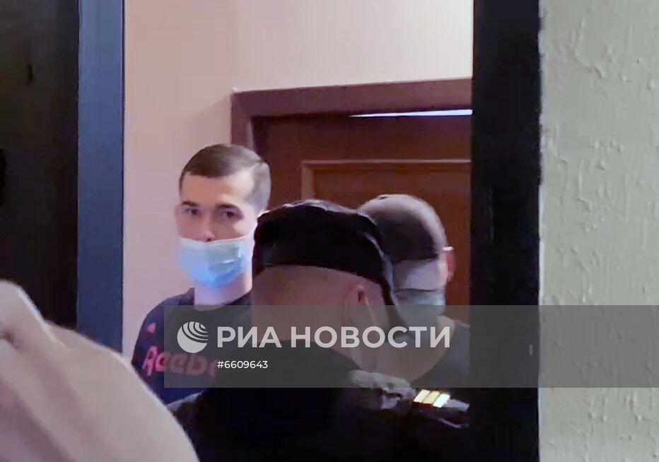 Обыски в квартире журналиста Р. Доброхотова в Москве