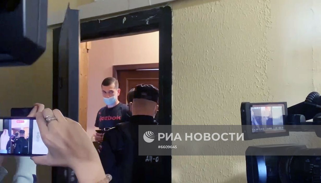 Обыски в квартире журналиста Р. Доброхотова в Москве