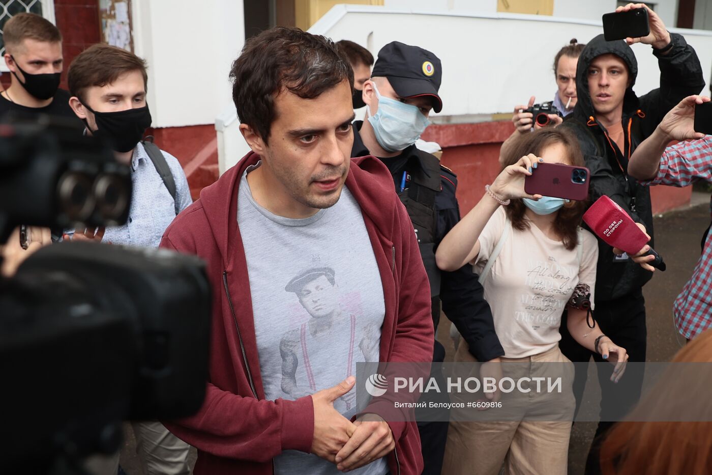 Обыски в квартире журналиста Р. Доброхотова в Москве