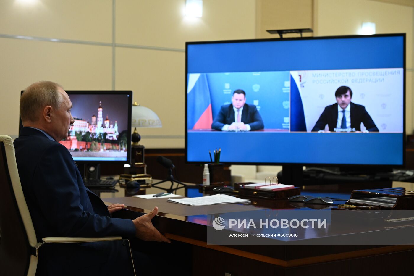 Президент РФ В. Путин провел совещание о подготовке к новому учебному году