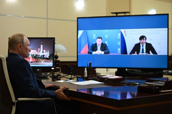 Президент РФ В. Путин провел совещание о подготовке к новому учебному году