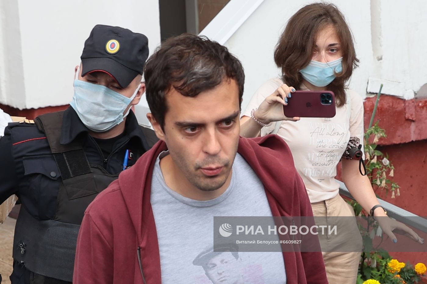 Обыски в квартире журналиста Р. Доброхотова в Москве