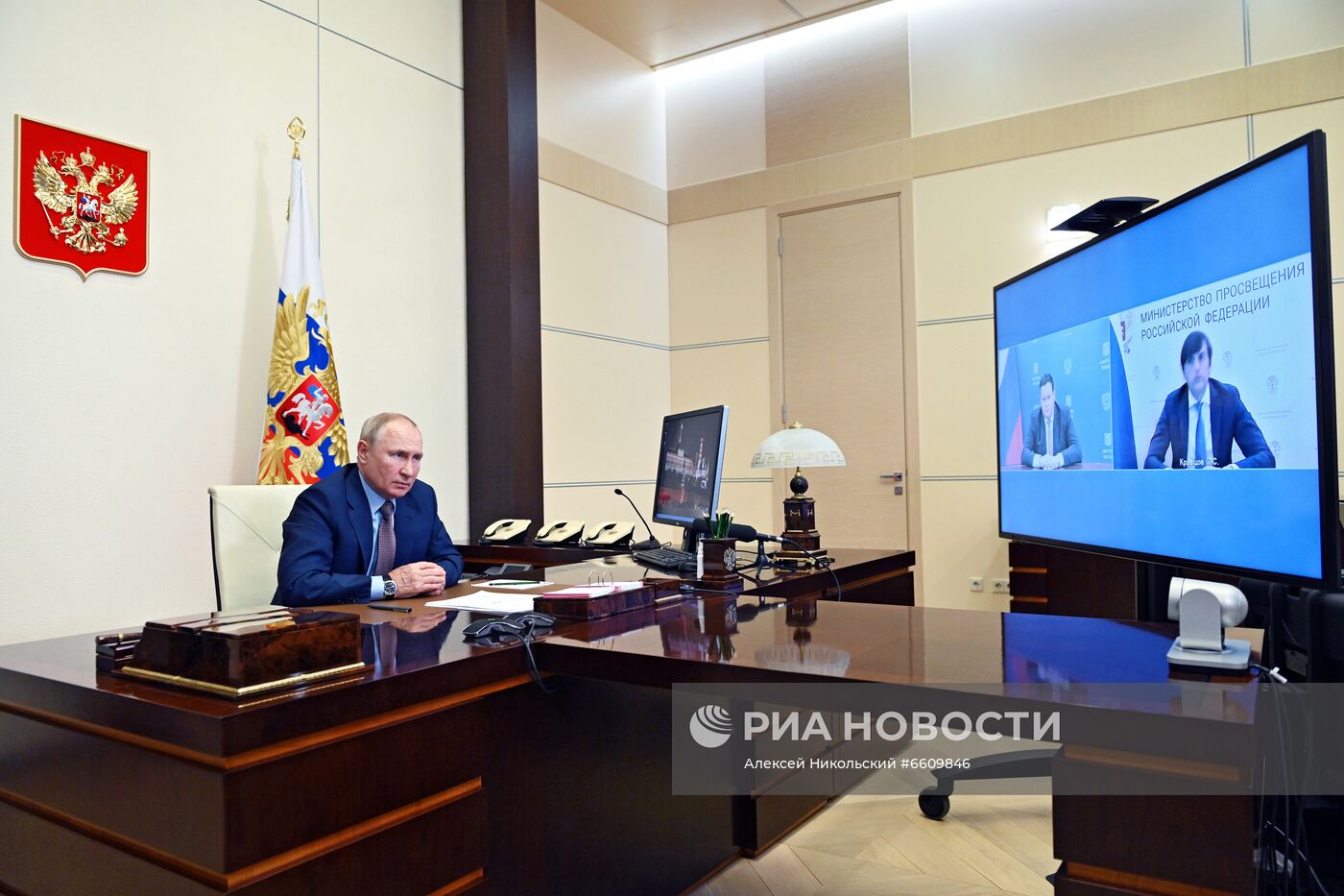 Президент РФ В. Путин провел совещание о подготовке к новому учебному году