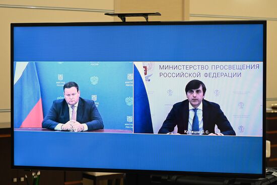 Президент РФ В. Путин провел совещание о подготовке к новому учебному году