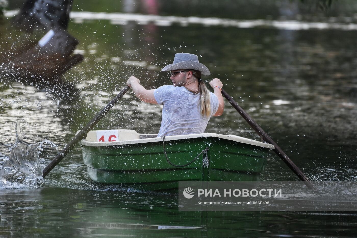 Отдых горожан в парке им. Гагарина в Симферополе