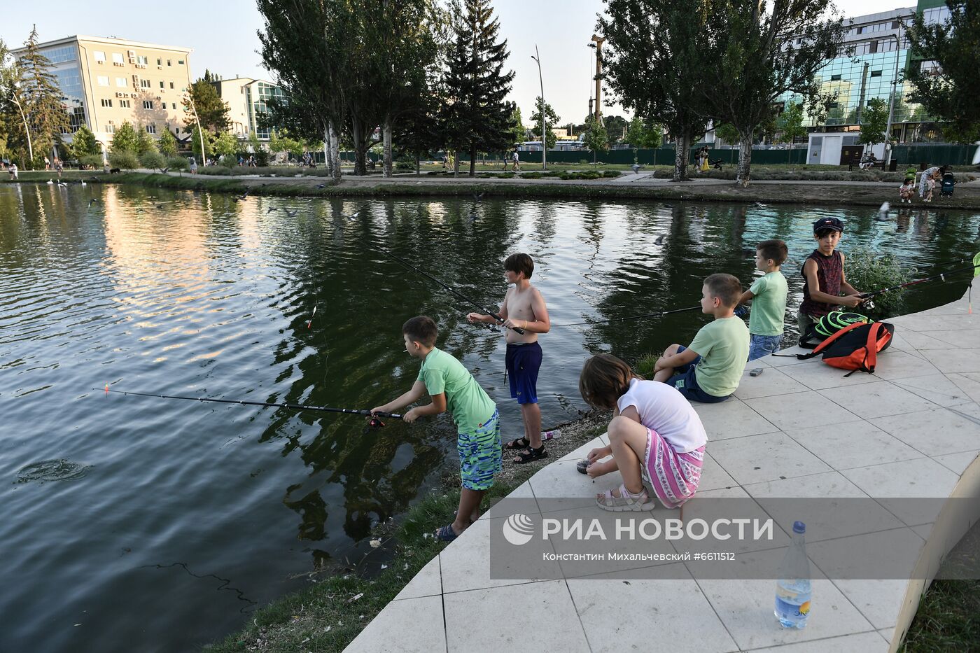 Отдых горожан в парке им. Гагарина в Симферополе