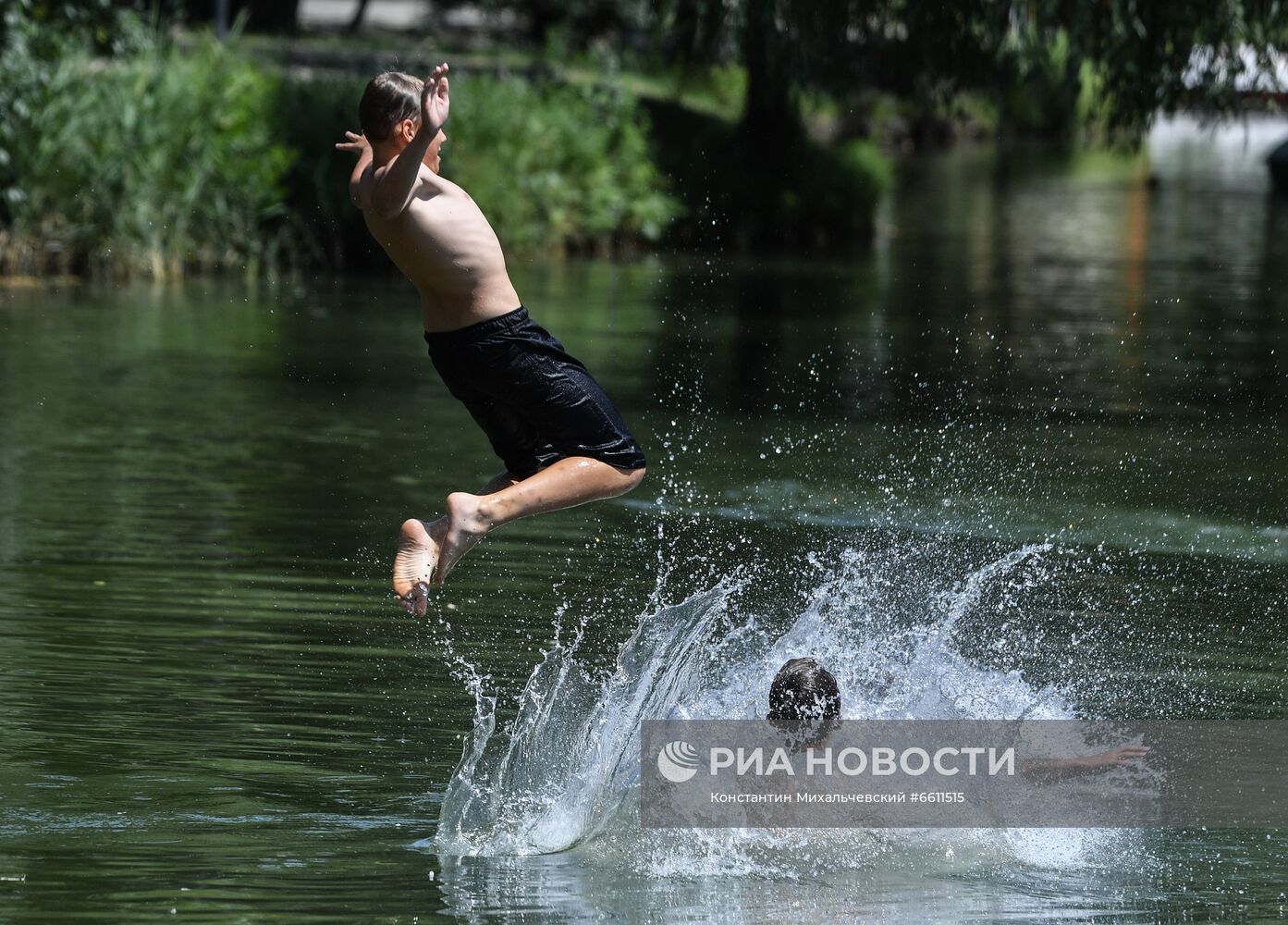 Отдых горожан в парке им. Гагарина в Симферополе